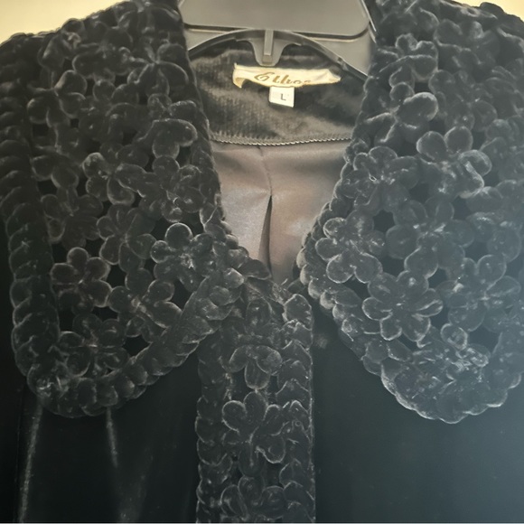 GORGEOUS BLACK VELVET JACKET WITH EMBELLISHED ACCENTS SIZE LARGE - Picture 4 of 8